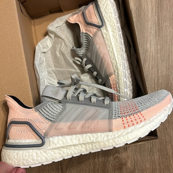 Adidas Women’s UltraBOOST Running shies. Size 10. New in a box. - Picture 7 of 7